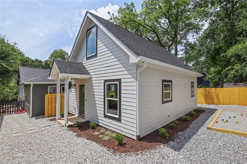 Atlatna House: 496 Glenwood PL SE