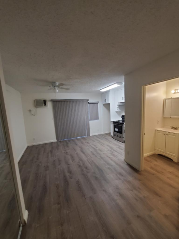 Valley Glen Apartment: 13059 Oxnard Street