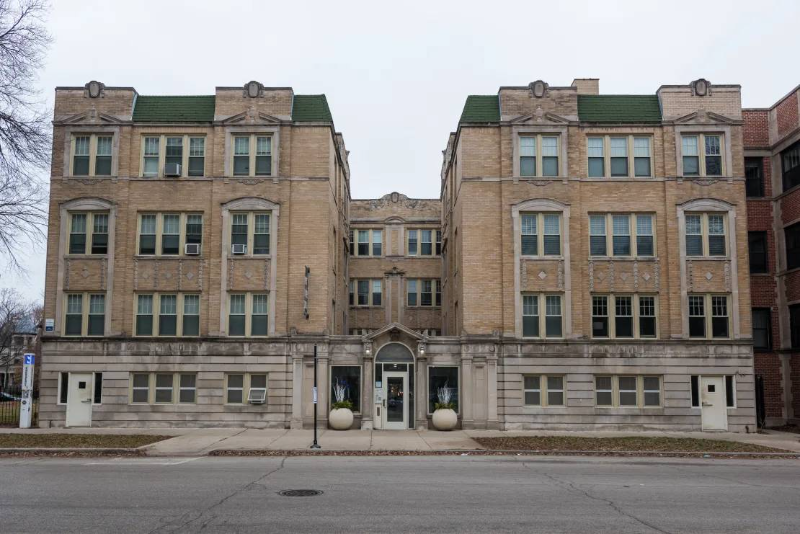 CHICAGO Apartment: 1320 E. Hyde Park Blvd