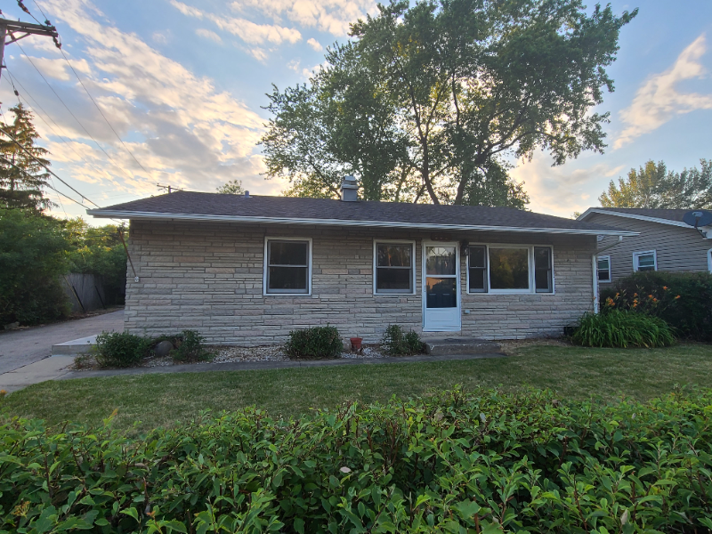 streamwood House: 202 e Streamwood Blvd.