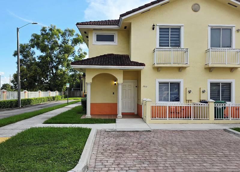 Hialeah Townhome: 7422 NW 182nd St,