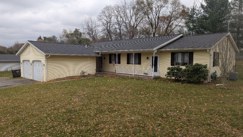 Comstock Park House: 538 4 Mile Rd NW