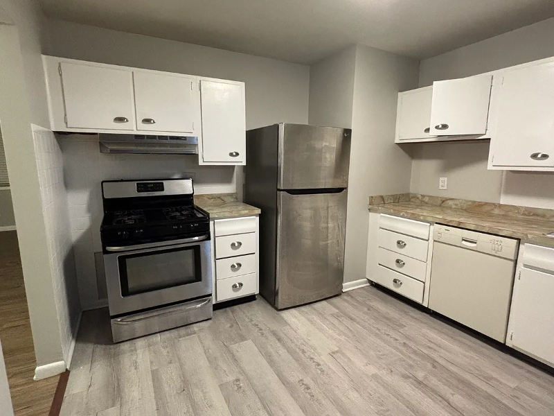 Lexington House: 958 EFFIE ROAD