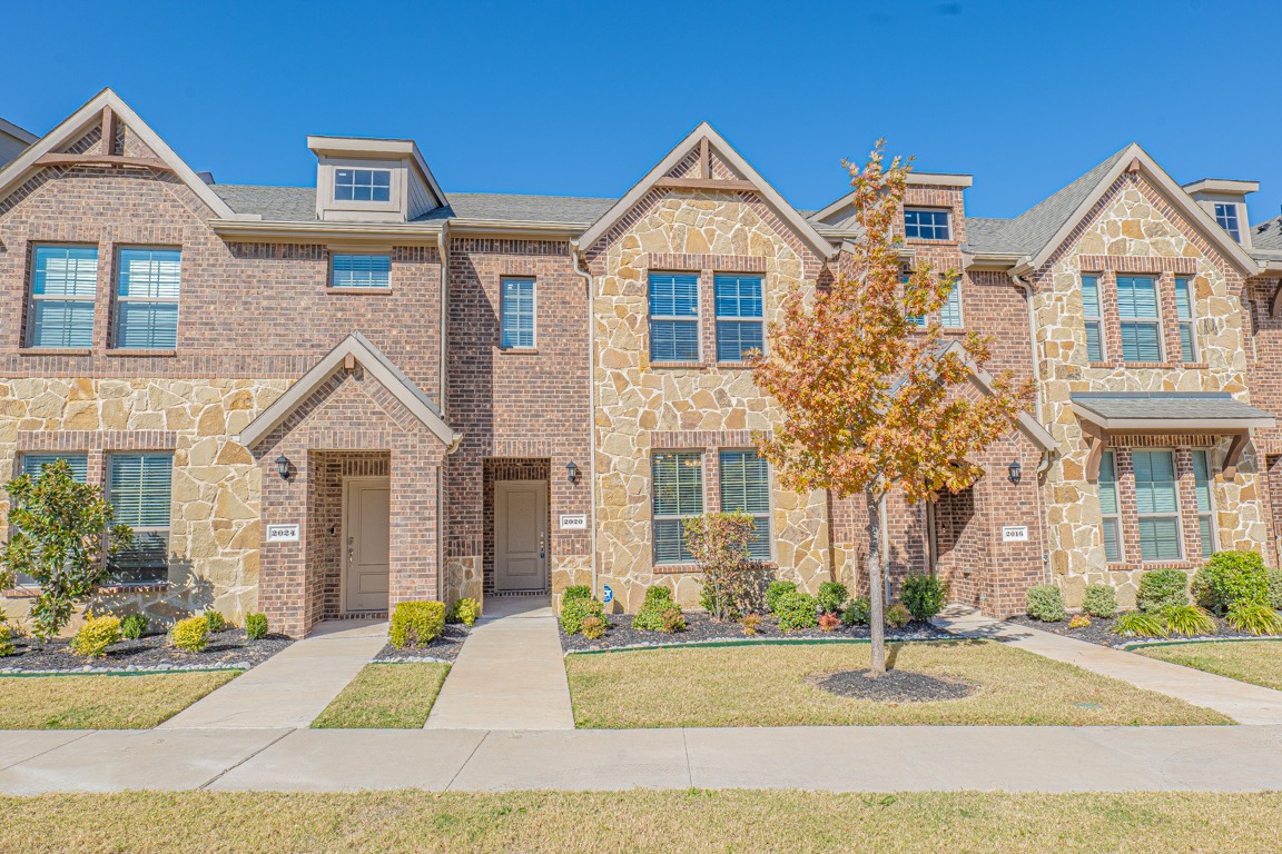 MESQUITE Townhome: 2020 SADDLE WAY