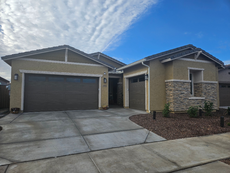 Goodyear House: 17593 W Victory St