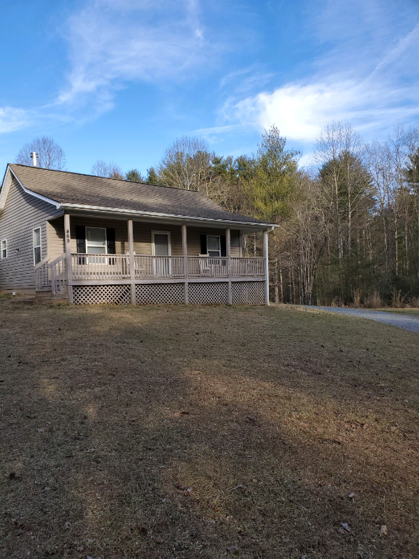 Hendersonville House: 469 Berea Church Rd