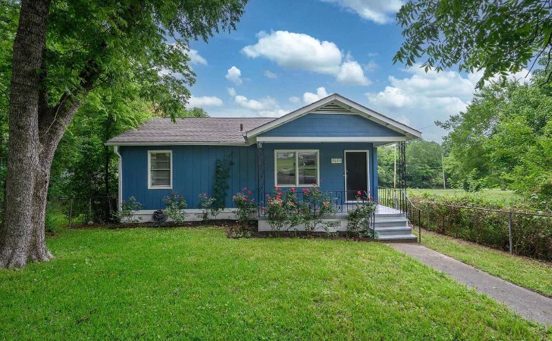 Birmingham House: 2033 East Lake Boulevard