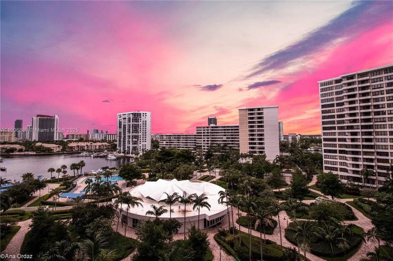 Hallandale Beach Condo: 500 Three Islands blvd