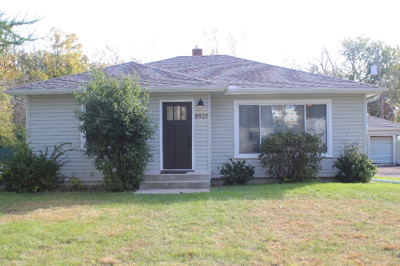 Golden Valley House: 8925 Wally Street