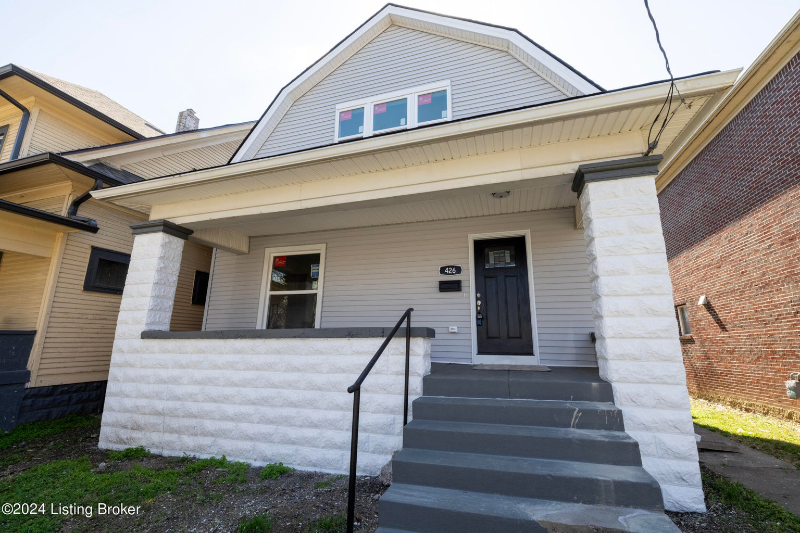 Louisville House: 426 E Oak St