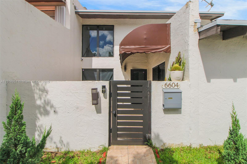 Miami Townhome: 6604 SW 113th Ave