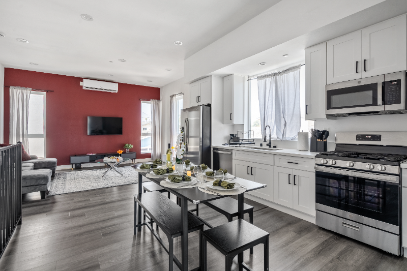 Los Angeles Townhome: 3987 Dalton Avenue