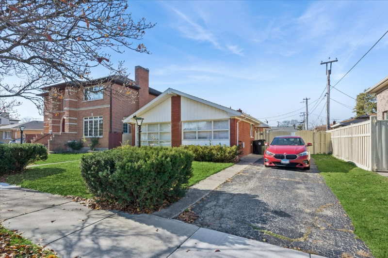 Morton Grove House: 8538 Mango