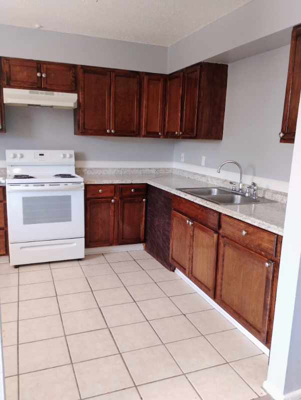 Baker Apartment: 1120 Sherron Ave