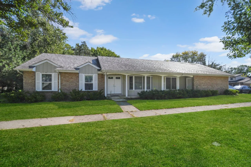 Flossmoor House: 837 Hamlin Ave