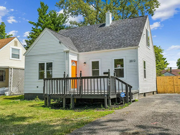 Columbus House: 2012 Marston Rd