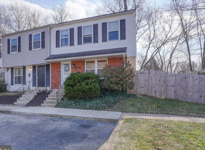 Newark Townhome: 102 Hopkins Ct