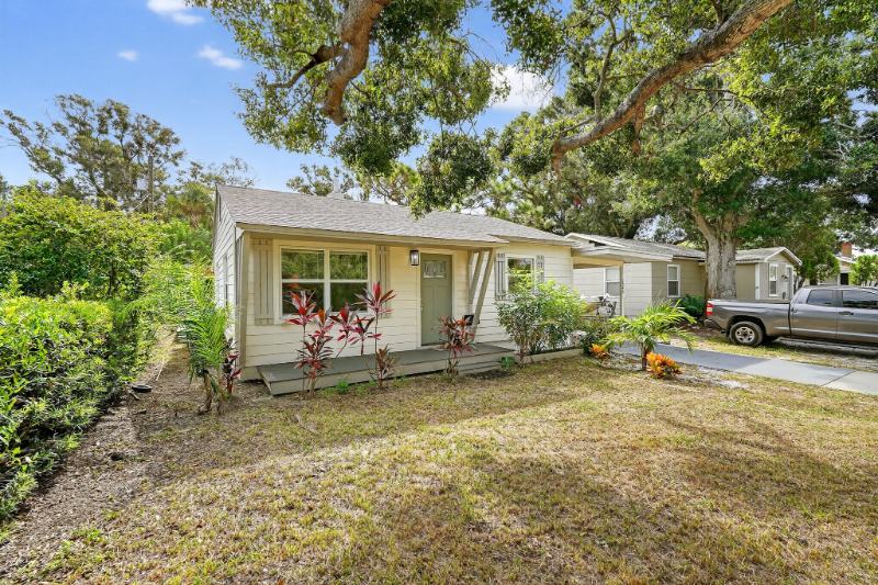 Saint Peterburg House: 2348 37th St S