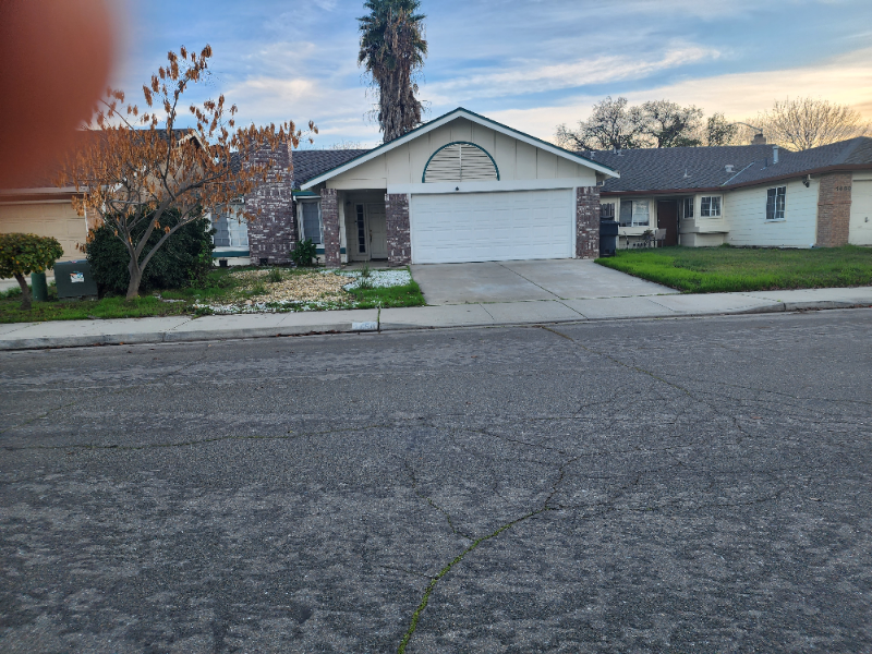 Tracy House: 1450 Busca Dr