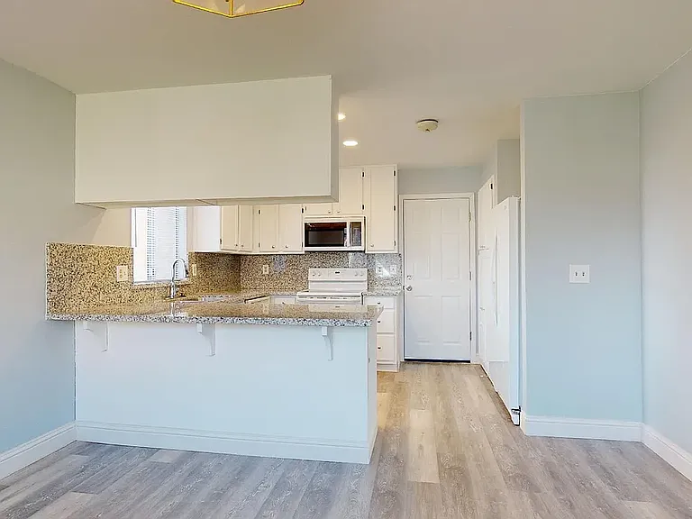 Lathrop House: 15732 Warfield Rd