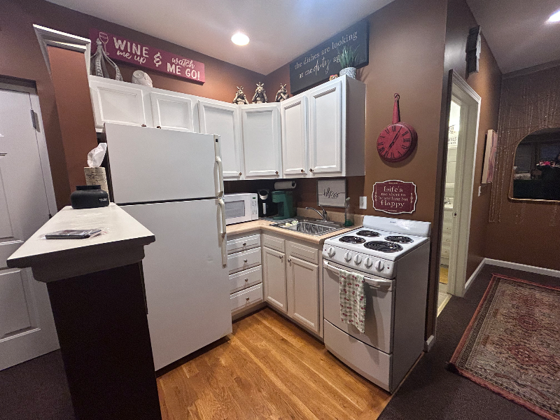 Cleveland Apartment: 11609 Detroit Road