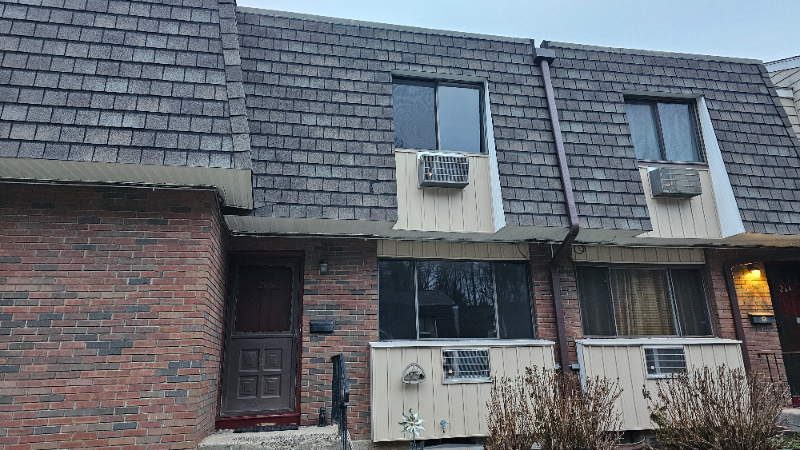 Windsor Townhome: 266 High Path Rd