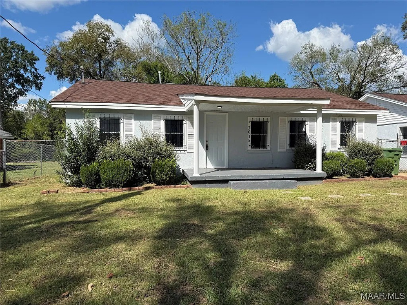 Montgomery House: 2015 stokes st