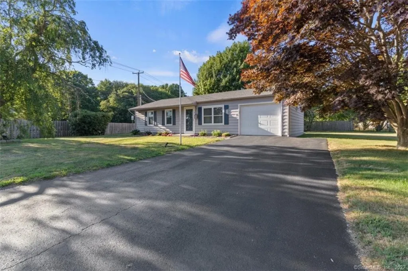 Groton House: 8 Indian Field Rd