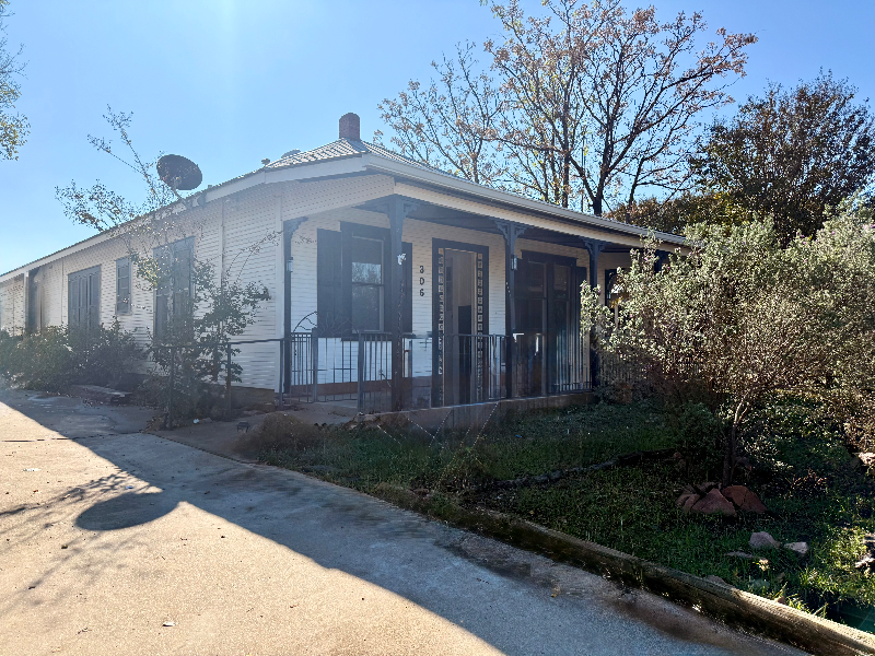 LLANO House: 306 W Wallace