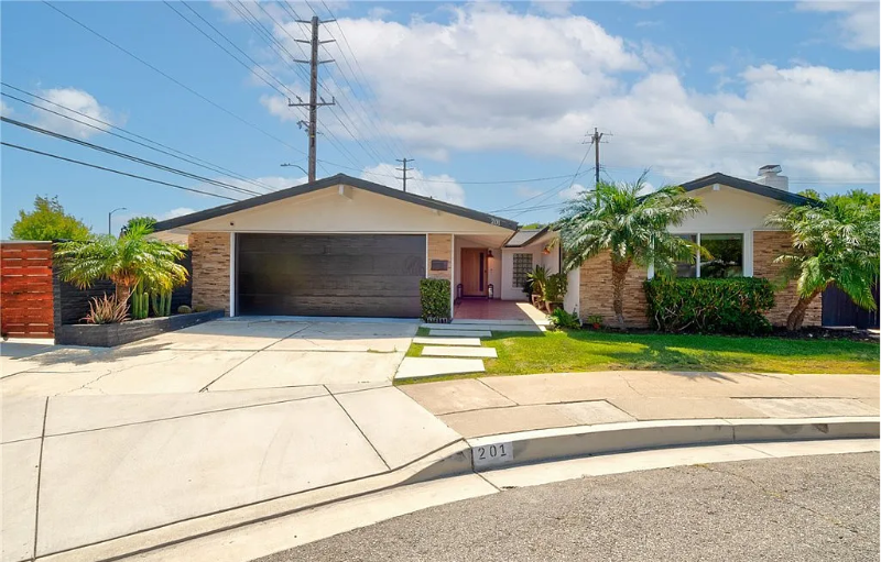 Costa Mesa House: 201 Hanover Dr