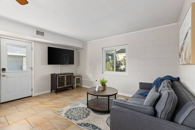 Fallbrook House: 321 West Kalmia Street