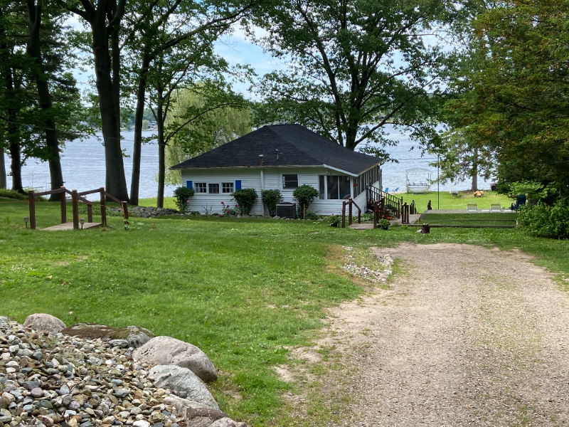 Vandalia House: 16558 Donnell Lake Street