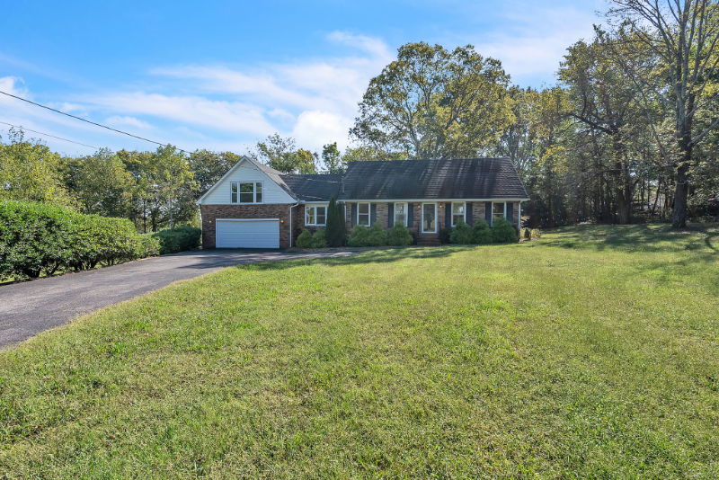 Lewisburg House: 425 Centennial Ave