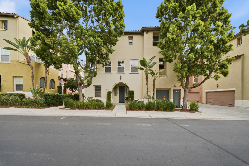 Chula Vista Townhome: 1295 Blue Jean Way 1