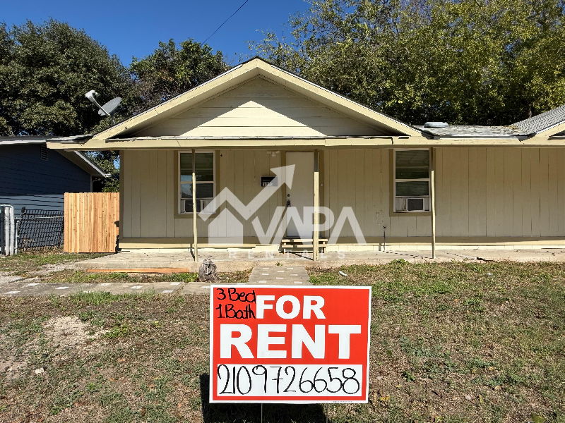 San Antonio House: 135 E Burcham