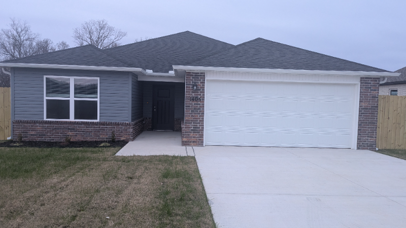 Siloam Springs House: 1405 E Latium St