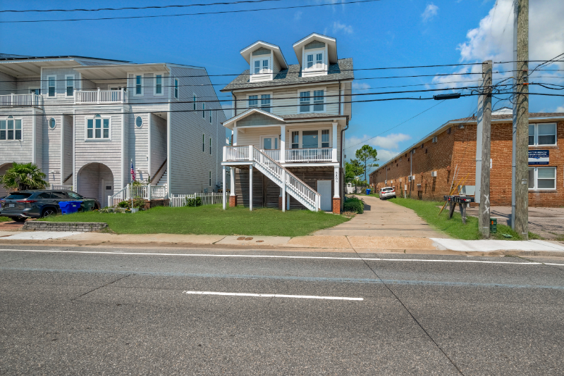 Norfolk House: 980 W. OCEANVIEW AVE