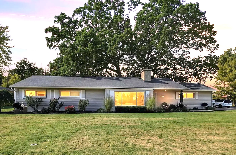 South Lyon House: 671 E Crest Ln