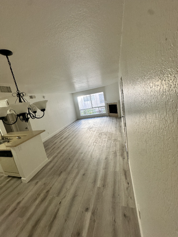 Sherman Oaks Apartment: 15009 moorpark