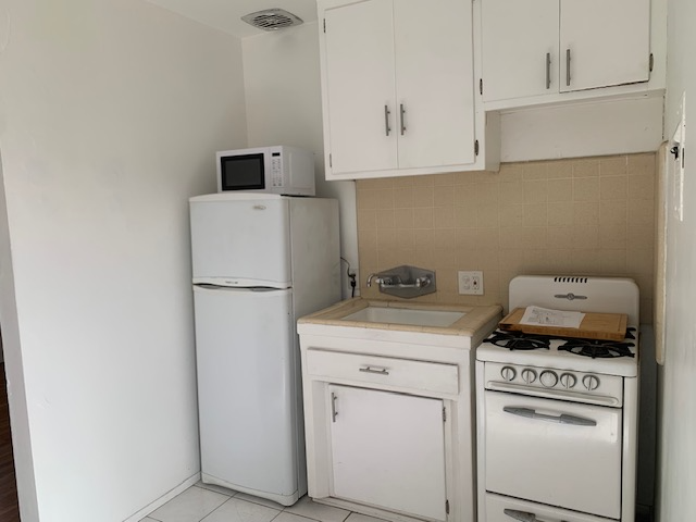 LOS ANGELES Apartment: 12732 Venice Blvd