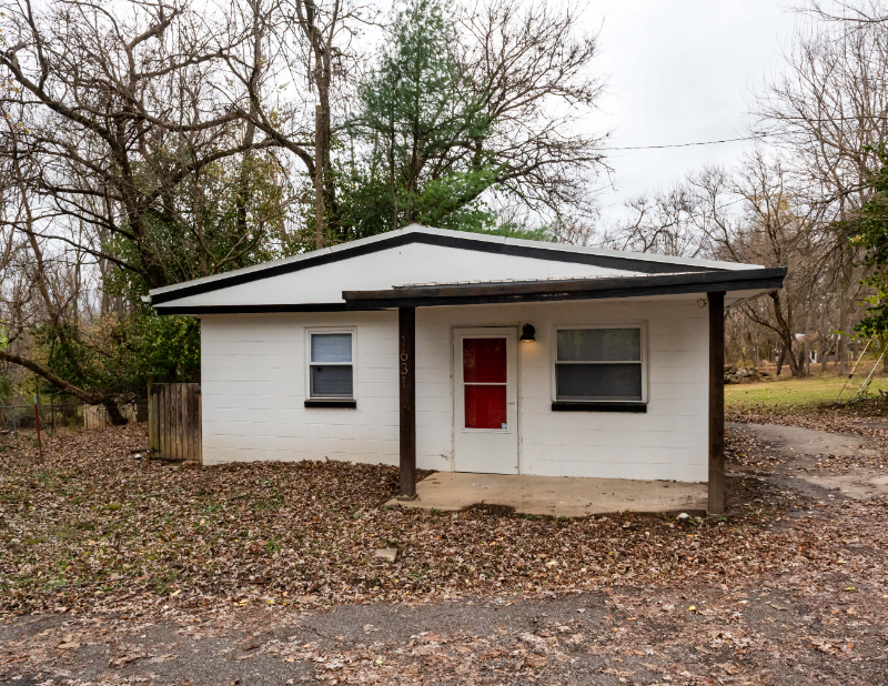 Bloomington House: 1631 S Huntington Dr