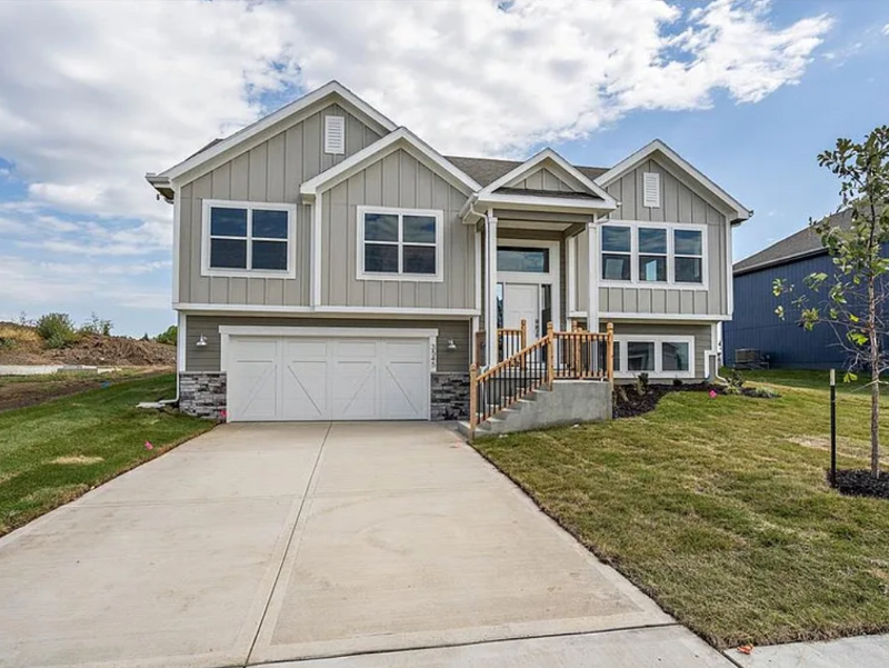 LEES SUMMIT House: 3545 SE CORBIN DR