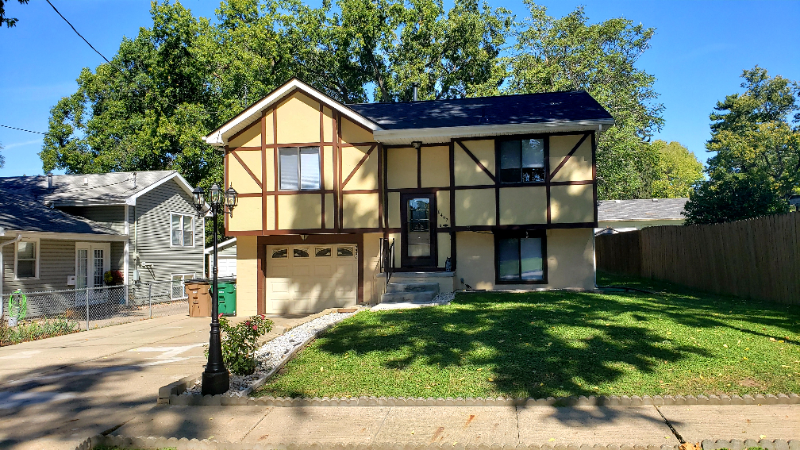 Windsor Heights House: 6407 Carpenter Ave