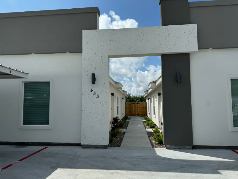 ALAMO Multiplex: 433 E ACACIA