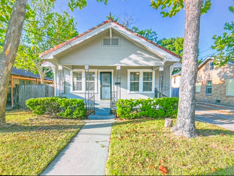 Baytown House: 208 W. Lobit Street