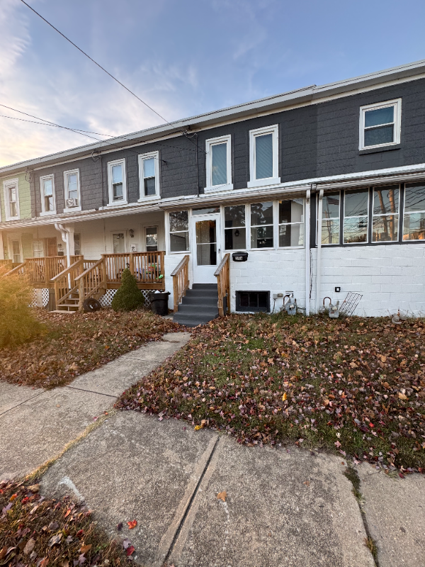 Essington Townhome: 346 Massasoit Ave