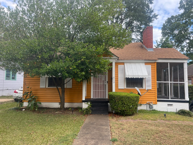 Montgomery House: 219 S Panama St.