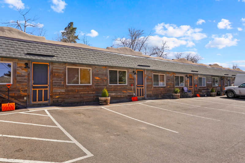 Golden Apartment: 403 23rd St.