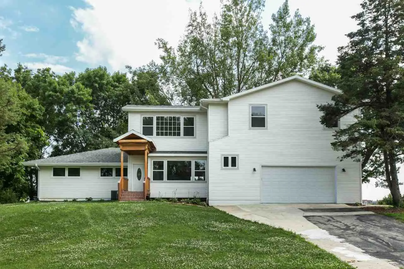 Dubuque House: 4860 Asbury Court Pl