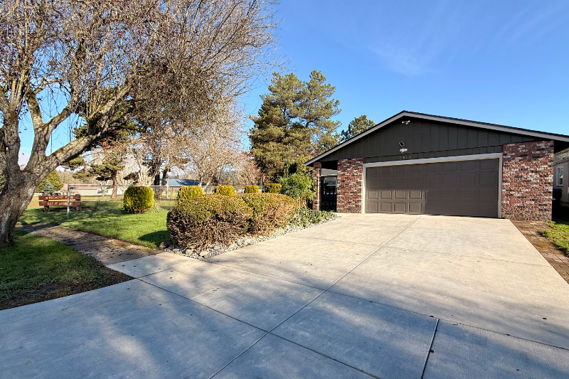 Longview House: 2414 48th Ave